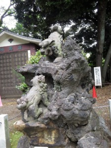 平塚神社狛犬左